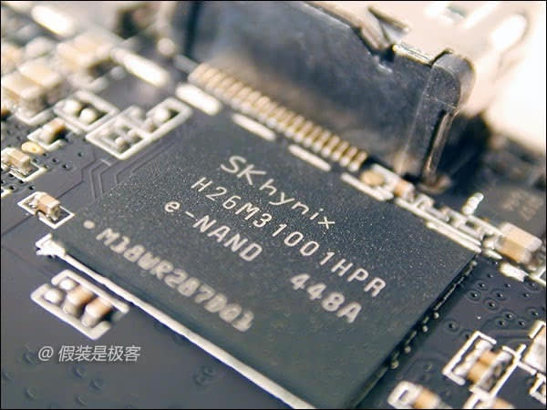 儲存晶片採用了 SK hynix 晶片。