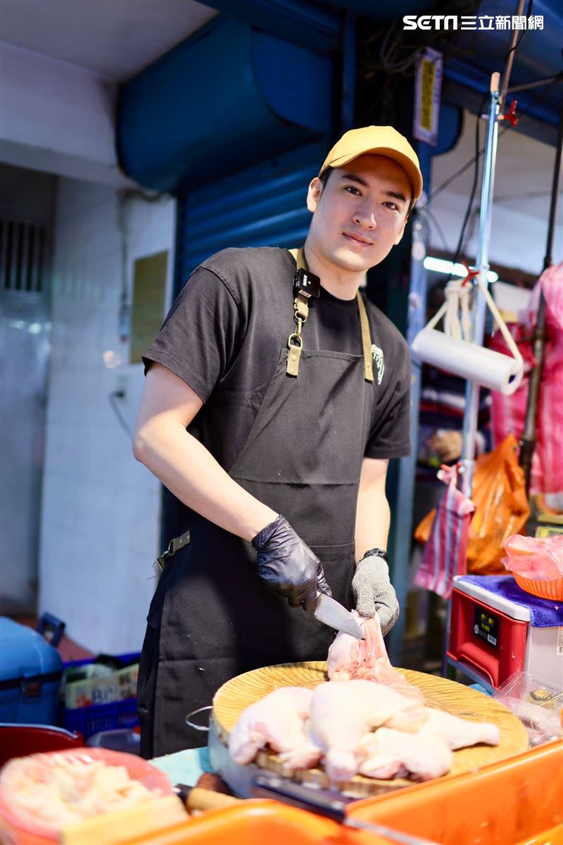 沈建宏跑市場開心剁雞腿。（圖／記者鄭孟晃攝影）