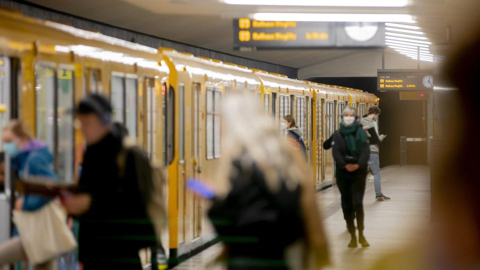 Fahrgäste am U-Bahnhof Amrumer Straße in Berlin.