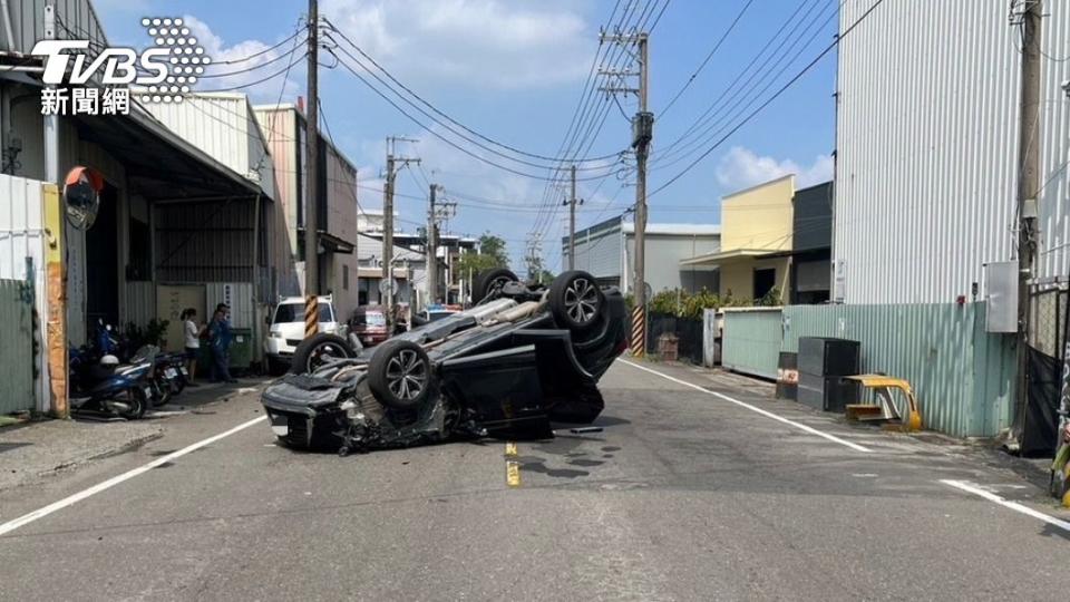 女駕駛不慎撞上一輛停在路邊的小貨車，導致車輛翻覆。（圖／TVBS）