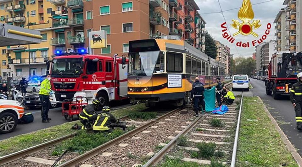 Tragedia a Milano: ragazzino in bici investito e ucciso da un tram (Foto Vigili del fuoco)