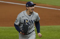 Blake Snell, abridor de los Rays de Tampa Bay, festeja tras lograr un ponche en el sexto juego de la Serie Mundial ante los Dodgers de Los Ángeles, el martes 27 de octubre de 2020, en Arlington, Texas (AP Foto/Tony Gutiérrez)