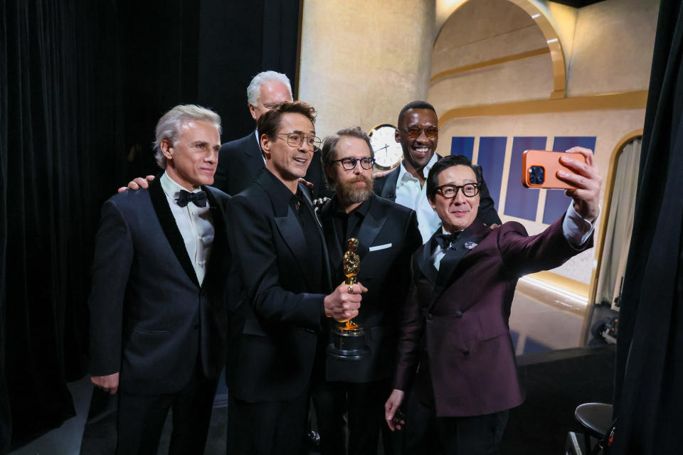 Ke Huy Quan repitió su costumbre de tomarse fotos con estrellas de Hollywood tras entregarle el Oscar a Robert Downey Jr. en la misma categoría que había conquistado el año anterior. (Foto de Robert Gauthier / Los Angeles Times via Getty Images)