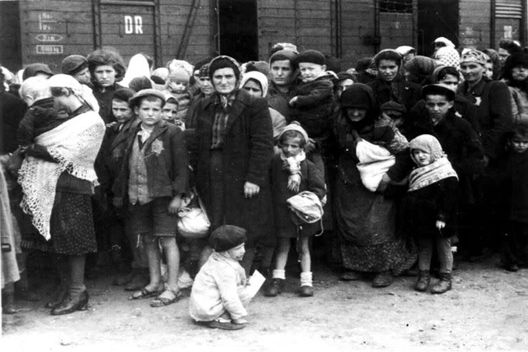 Prisioneros judíos en Auschwitz; dentro de diez días se cumplirán 80 años del Levantamiento del Gueto de Varsovia.