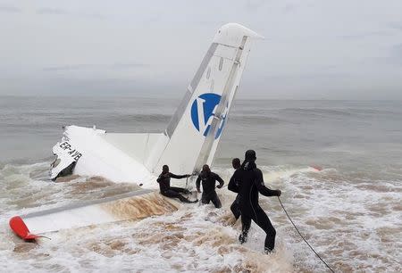 Rescuers pull the wreckage of a propeller-engine cargo plane after it crashed in the sea near the international airport in Ivory Coast's main city, Abidjan, October 14, 2017. REUTERS/Luc Gnago