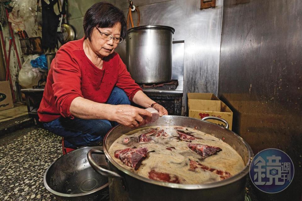從做鐵板牛排第一天開始，江媽媽就堅持親自醃肉，也把關肉的品質。