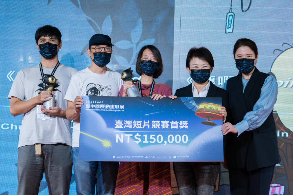 左起：《蘊・孕》導演李柏翰與連俊傑、《轉啊》導演楊子新、市長盧秀燕、執行長林筱淇