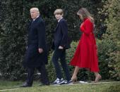 <p>Auf dem Weg vom Oval Office über den Südrasen des Weißen Hauses geht es zum Präsidenten-Hubschrauber Marine One. (Bild: AP Images)</p>