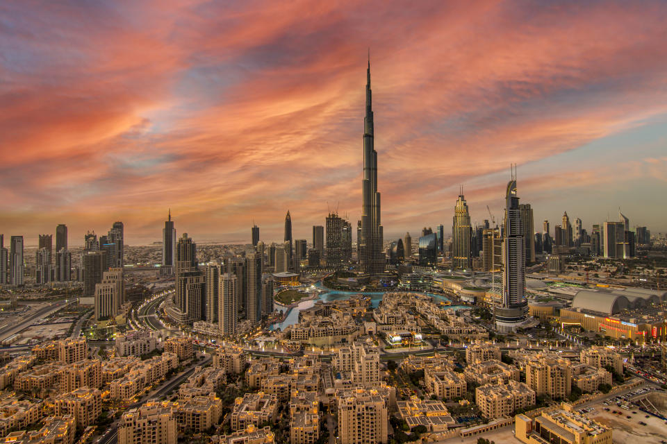 <p>La ciudad del mundo en la que más hay que rascarse el bolsillo para tomar una cerveza en un bar o un restaurante es Dubái, donde el medio litro cuesta 11,15 euros. (Foto: Getty Images).</p> 