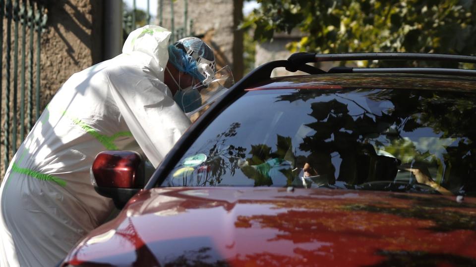 Prag: Ein junger Autofahrer wird an einer Drive-in-Teststation auf Covid-19-Symptome geprüft. In Tschechien breitet sich das Coronavirus weiter rasant aus.