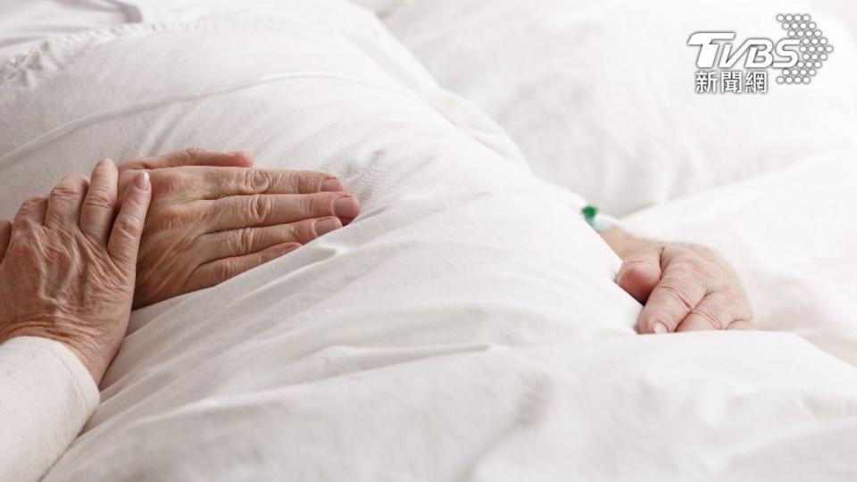 一名婦女和丈夫相繼罹患癌症。（示意圖，非當事人／shutterstock達志影像）