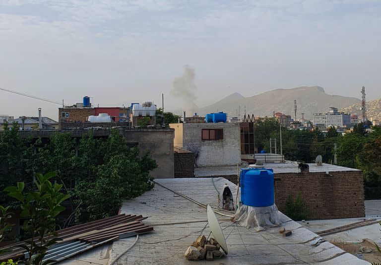 En esta foto tomada el 31 de julio de 2022, el humo sale de una casa luego de un ataque con un dron estadounidense en el barrio de Sherpur en Kabul