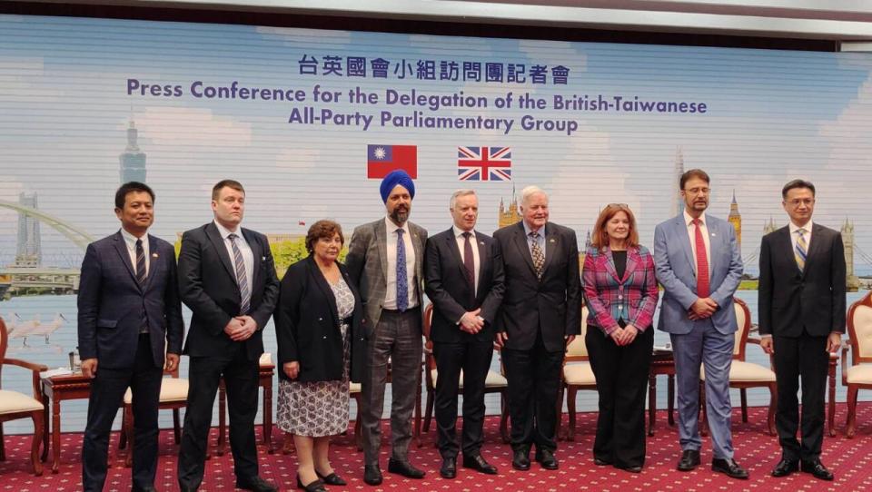 台英國會小組訪問台灣，並於22日下午舉行訪台記者會，表示支持英國提供台灣軍事國防所需援助。(王韋婷攝)