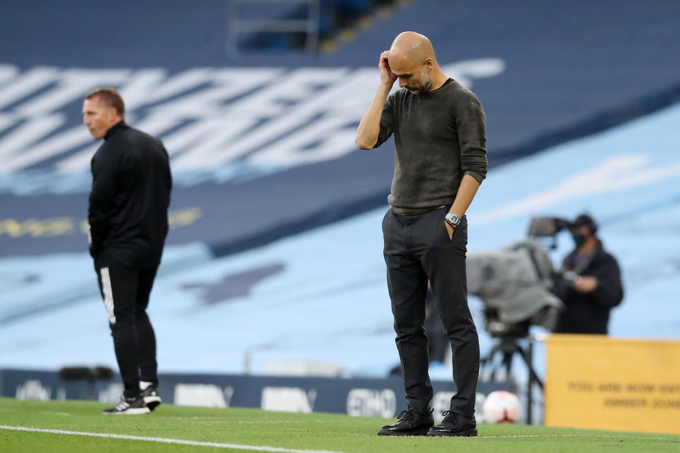 Guardiola se lleva la mano a la cabeza durante un partido del Manchester City.