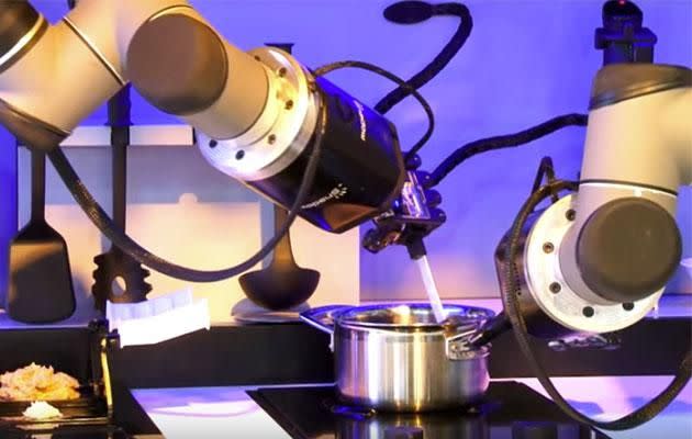 This robot is a master at everything in the kitchen. Photo: YouTube