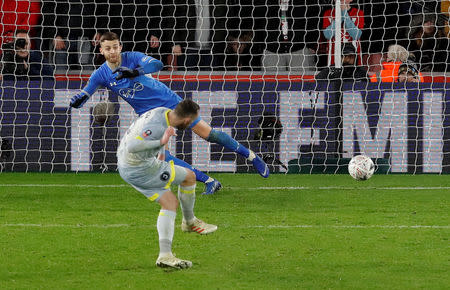 Soccer Football - FA Cup Third Round Replay - Southampton v Derby County - St Mary's Stadium, Southampton, Britain - January 16, 2019 Derby County's Richard Keogh scores a penalty during a penalty shootout REUTERS/David Klein