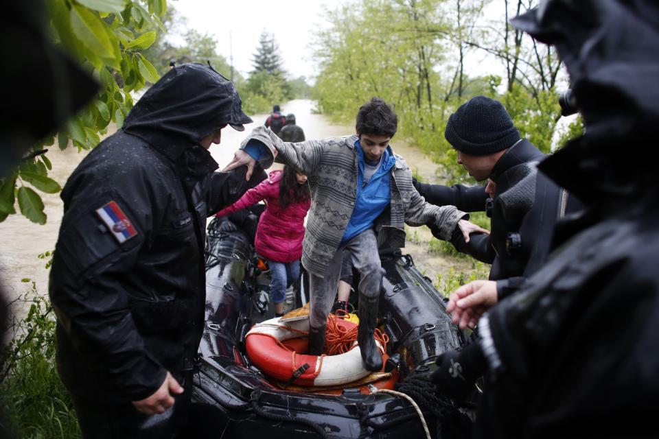 Serbian gendarmerie police officers rescue people in a boat in the town of Lazarevac, south from Belgrade May 15, 2014. (REUTERS/Marko Djurica)