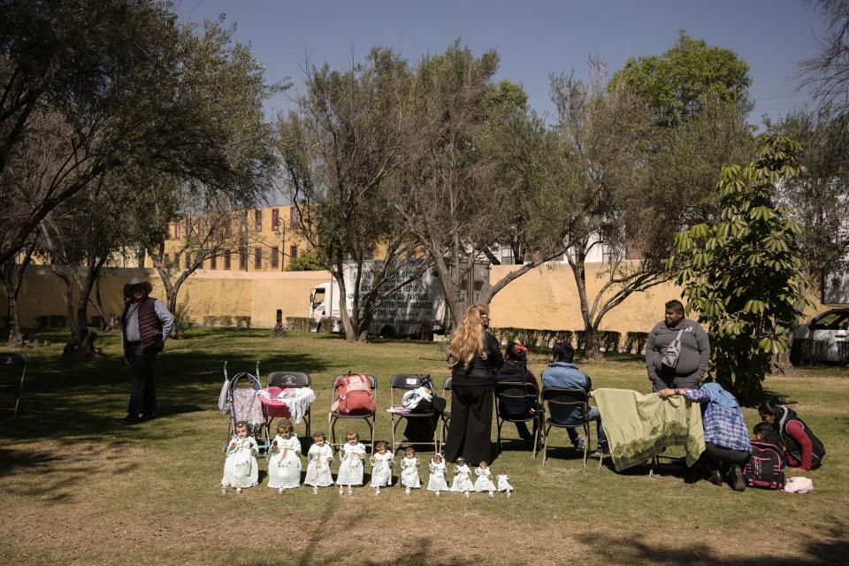 Diversas figuras del Niño Dios son llevadas por una familia a un jardín durante la festividad del Día de la Candelaria en el barrio de Xochimilco, en la Ciudad de México, el jueves 2 de febrero de 2023. En todo México, en esta fecha, numerosos devotos católicos visten figuras del niño Jesús y las llevan a la iglesia para ser bendecidas. (AP Foto/Eduardo Verdugo)