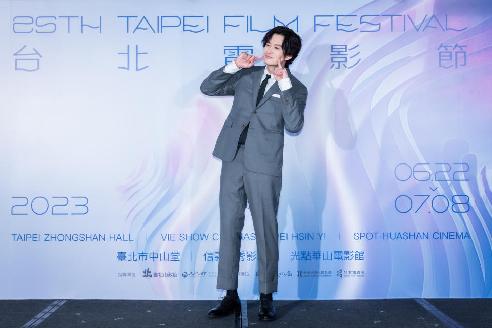 岡田將生出席《快一秒的他》台北電影節記者會，應媒體要求比出可愛姿勢。
