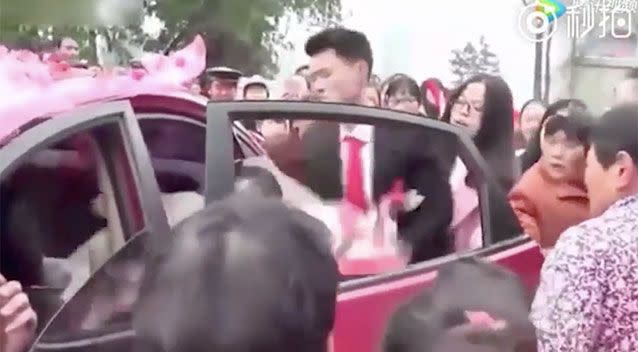 The groom was reportedly angry because their driver was 'greedy'. Source: Weibo/ Xingzhi Media