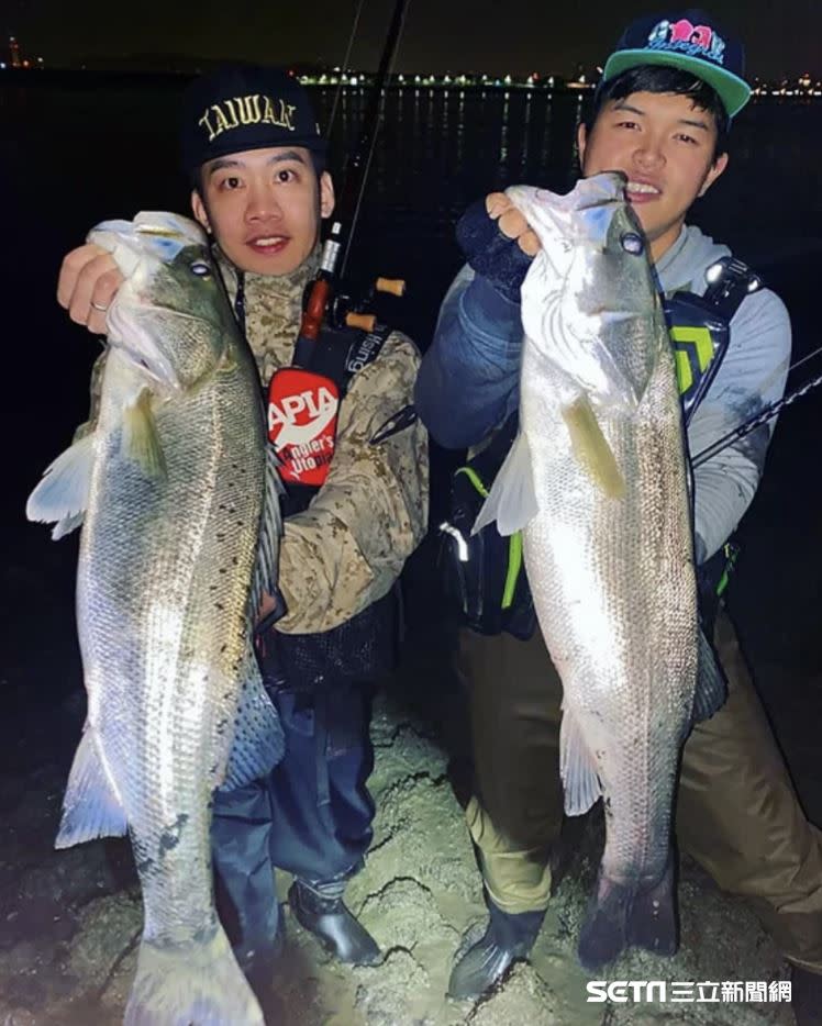 把釣魚當作運動、挑戰的兩人，有個堅持，那就是釣到的魚都要放生，還有絕對不能留下垃圾。（圖／受訪者提供）