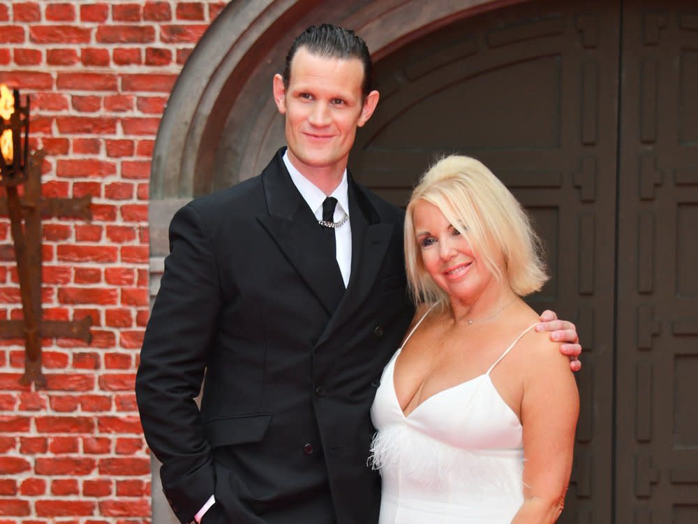 Matt Smith mit seiner Mutter Lynne Smith bei der Premiere von "House of the Dragon" am Montag in London, England. (Bild: getty/David M. Benett/Dave Benett/WireImage)