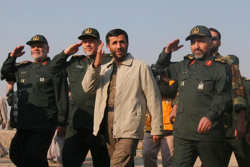 Der damalige iranische Präsident Mahmoud Ahmadinejad begrüßt die Freiwilligen der paramilitärischen Basij bei einer Parade in Teheran, 26. November 2006.