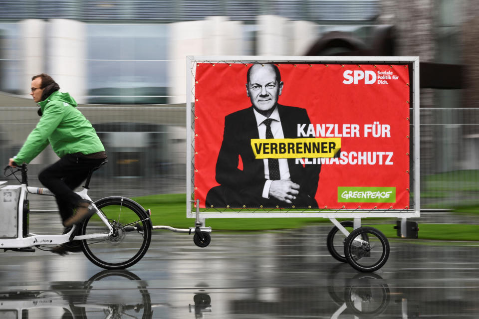 Ein Greenpeace-Anhänger protestiert im März in Berlin gegen die SPD-Klimapolitik (Bild: REUTERS/Annegret Hilse)