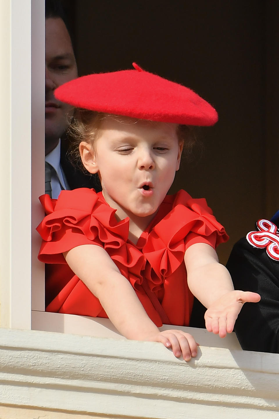 Totalmente entregada a su papel real, Gabriella conquistó a todos lanzando besos y luciendo su estilosa boina roja. (Foto: Stephane Cardinale / Getty Images)