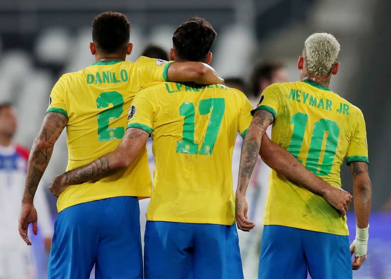 FOTO DE ARCHIVO. Danilo, Lucas Paquetá y Neymar Jr. se abrazan durante el partido de cuartos de final ante Chile por la Copa América 2021, en el estadio Nilton Santos de Río de Janeiro, Brasil