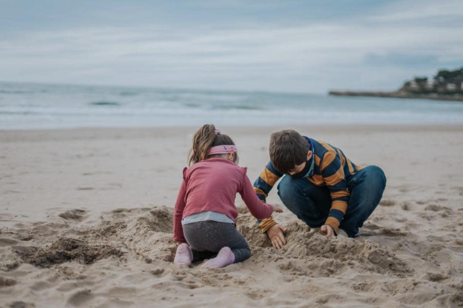 Tragedia en vacaciones: Niña fallece al quedar atrapada bajo la arena en playa de EEUU