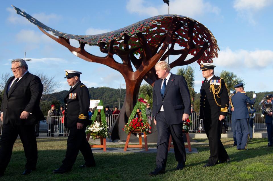 <p>Der britische Außenminister Boris Johnson (m.) besucht das Nationale Kriegsmahnmal im Memorial Park in Wellington, Neuseeland. Johnson ist für zwei Tage in der südpazifischen Nation zu Besuch, um die Beziehungen mit der ehemaligen Kolonie zu stärken, bevor Großbritannien die Europäische Union mit dem „Brexit“ verlässt. (Bild: Mark Mitchell/New Zealand herald via AP) </p>