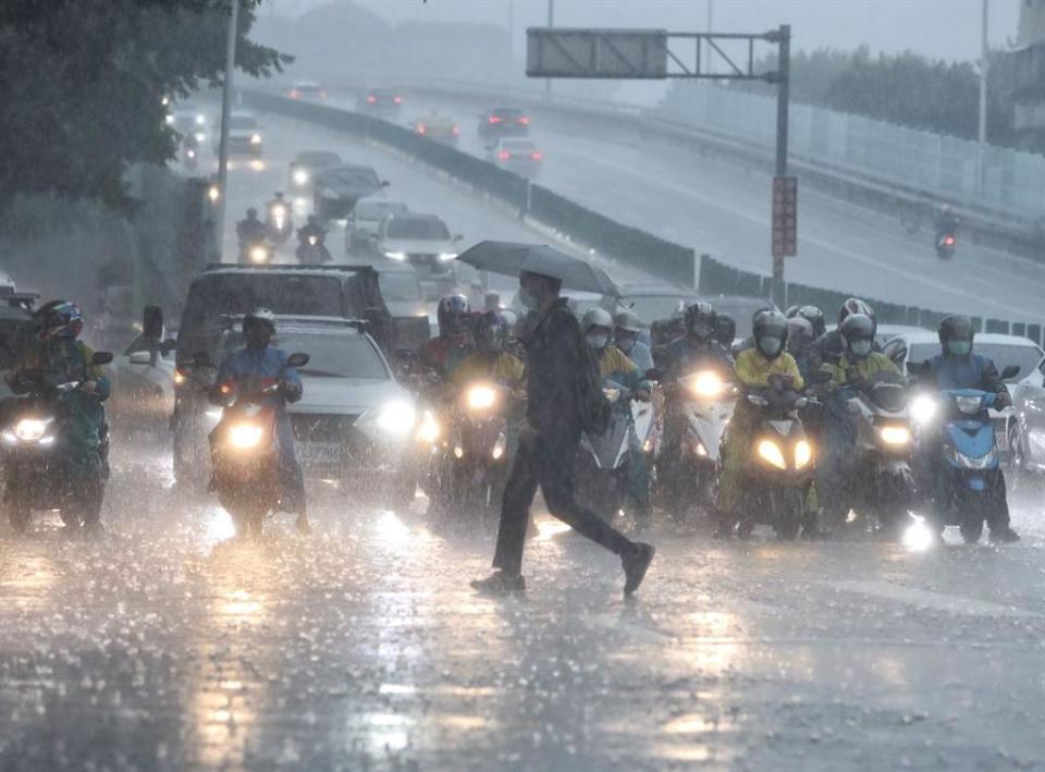 明(2日)起太平洋高壓減弱、南方水氣接近，午後雷陣雨更強，而且降雨範圍會從山區擴展至平地。(劉宗龍攝)