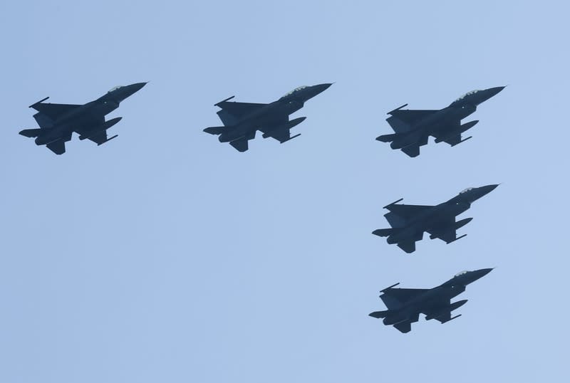520空中全兵力預演（2） 520總統副總統就職典禮國軍空中全兵力預演15日早 晨登場，圖為5架F-16V（blk20）戰機編隊飛越總統府 上方。 中央社記者張皓安攝  113年5月15日 