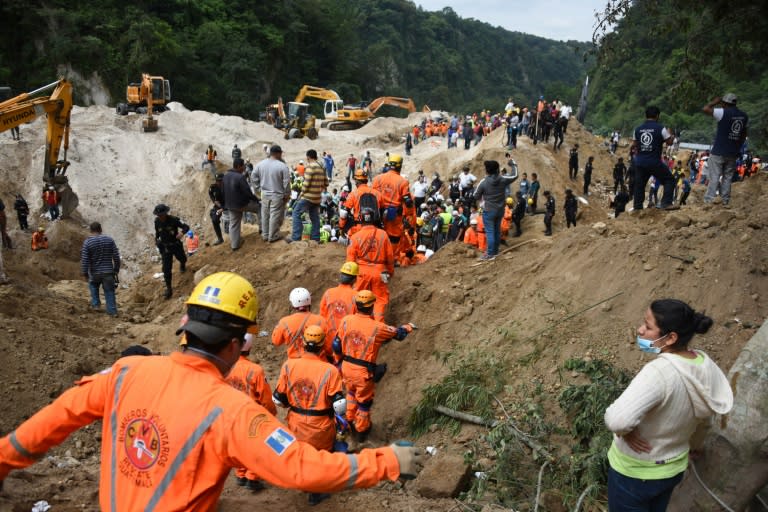 Rescuers take part in the search for victims in the village of El Cambray II, in Santa Catarina Pinula municipality, Guatemala, on October 3, 2015 after a landslide