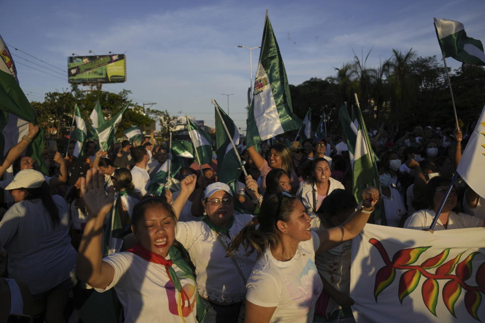 Manifestantes protestan en apoyo del encarcelado líder de oposición y gobernador de Santa Cruz, Luis Fernando Camacho, en Santa Cruz, Bolivia, el jueves 5 de enero de 2023. (AP Foto/Juan Karita)