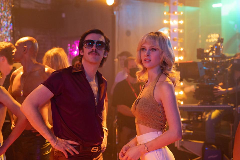 Paul (Dan Stevens) and Dorothy (Nicola Peltz) in 'Welcome to Chippendales'<span class="copyright">Erin Simkin—Hulu</span>