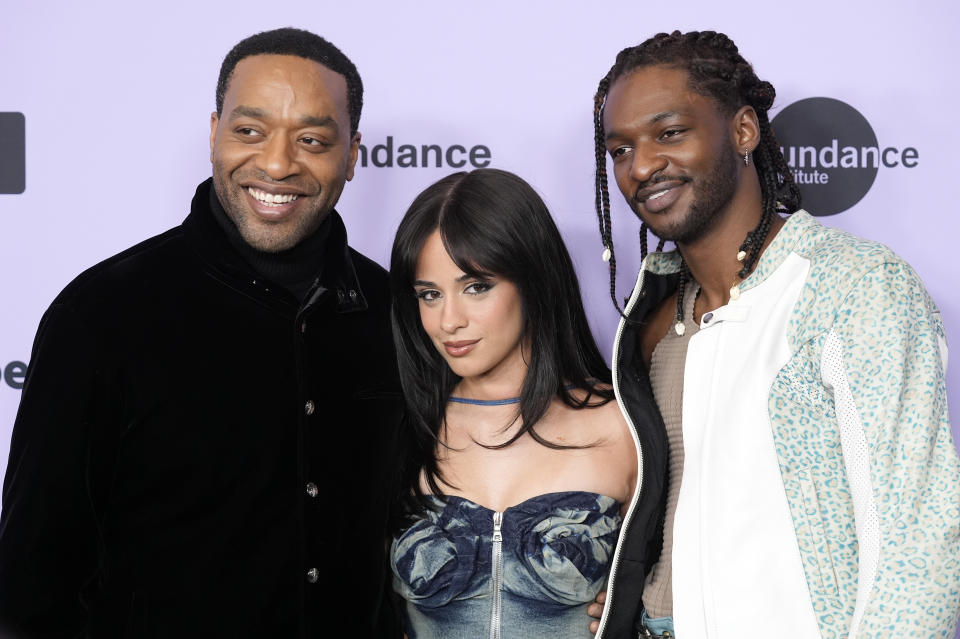 Chiwetel Ejiofor, izquierda, escritor, guionista y director de "Rob Peace" posa con los actores Camila Cabello, centro, y Jay Will en el estreno del filme en el Eccles Theatre en el Festival de Cine de Sundance el 22 de enero de 2024, en Park City, Utah. (Foto AP/Chris Pizzello)