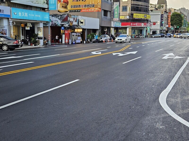 高市家具街道路重鋪工程  增左轉車道 高雄市青年家具街商圈近期進行道路重鋪工程，對於 地面標線與先前不同，交通局說明，左轉車道是經國 內外多項研究實證，能有效改善號誌路口側撞交通事 故，加入路面邊線也讓購物民眾與開車經過的用路 人，能更明確分辨彼此不同的目的。 （高市交通局提供） 中央社記者洪學廣傳真  113年7月5日 