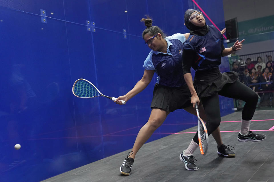 India's Dipika Pallikal Karthik, left, and Malaysia's Aifa Binti Azman compete during the mixed doubles squash final at the 19th Asian Games in Hangzhou, China, Thursday, Oct. 5, 2023. (AP Photo/Aijaz Rahi)