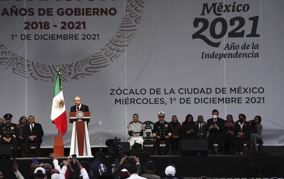 El presidente mexicano, Andrés Manuel López Obrador, habla en un mitin para conmemorar su tercer aniversario en el cargo, en la plaza principal de la capital, el Zócalo, en la Ciudad de México, el miércoles 1 de diciembre de 2021 (Foto AP / Marco Ugarte).