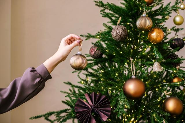 Flocked Christmas Tree Decorating Ideas - Maison de Pax