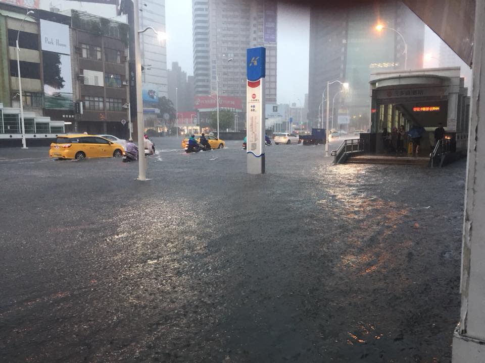 ▲高雄捷運站外淹大水。（圖／翻攝自爆料公社）