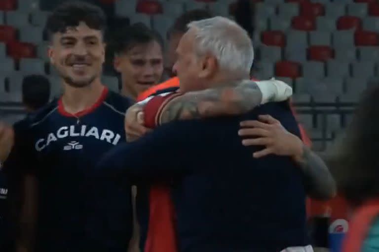 Ranieri se abraza con Lapadula, el máximo anotador de la Serie B