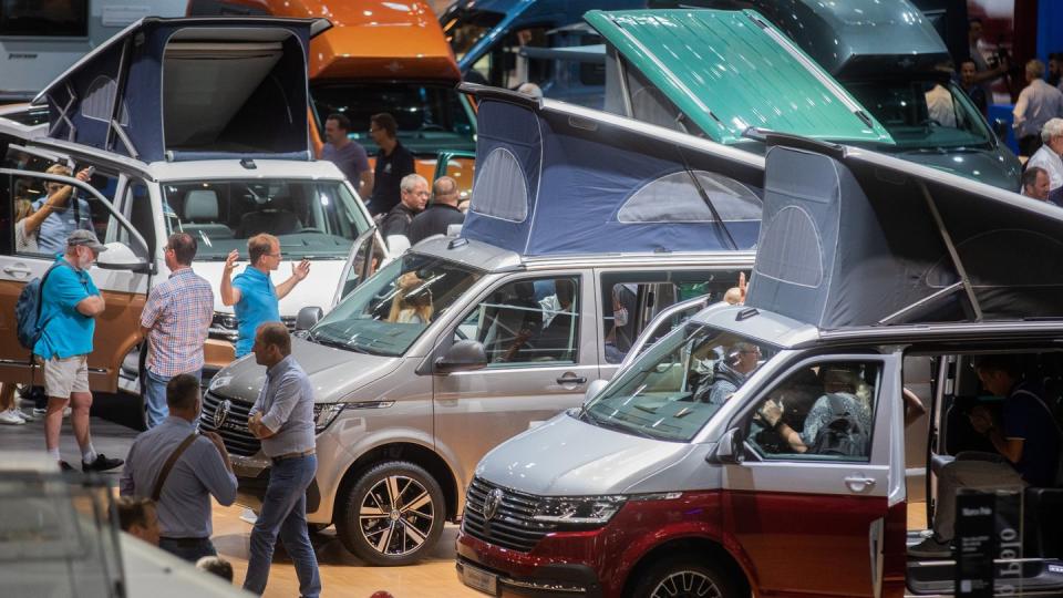Besucher schauen sich den neuen Volkswagen California 6.1 auf dem Caravan Salon in Düsseldorf an. Die Messe für Reisemobile und Wohnwagen findet vom 30. August bis zum 08. September 2019 statt. Foto: Rolf Vennenbernd