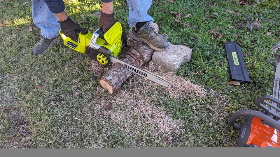 Testing the Sun Joe 24V-X2-CS16 48-Volt IONMAX Cordless Chain Saw on cutting a small log