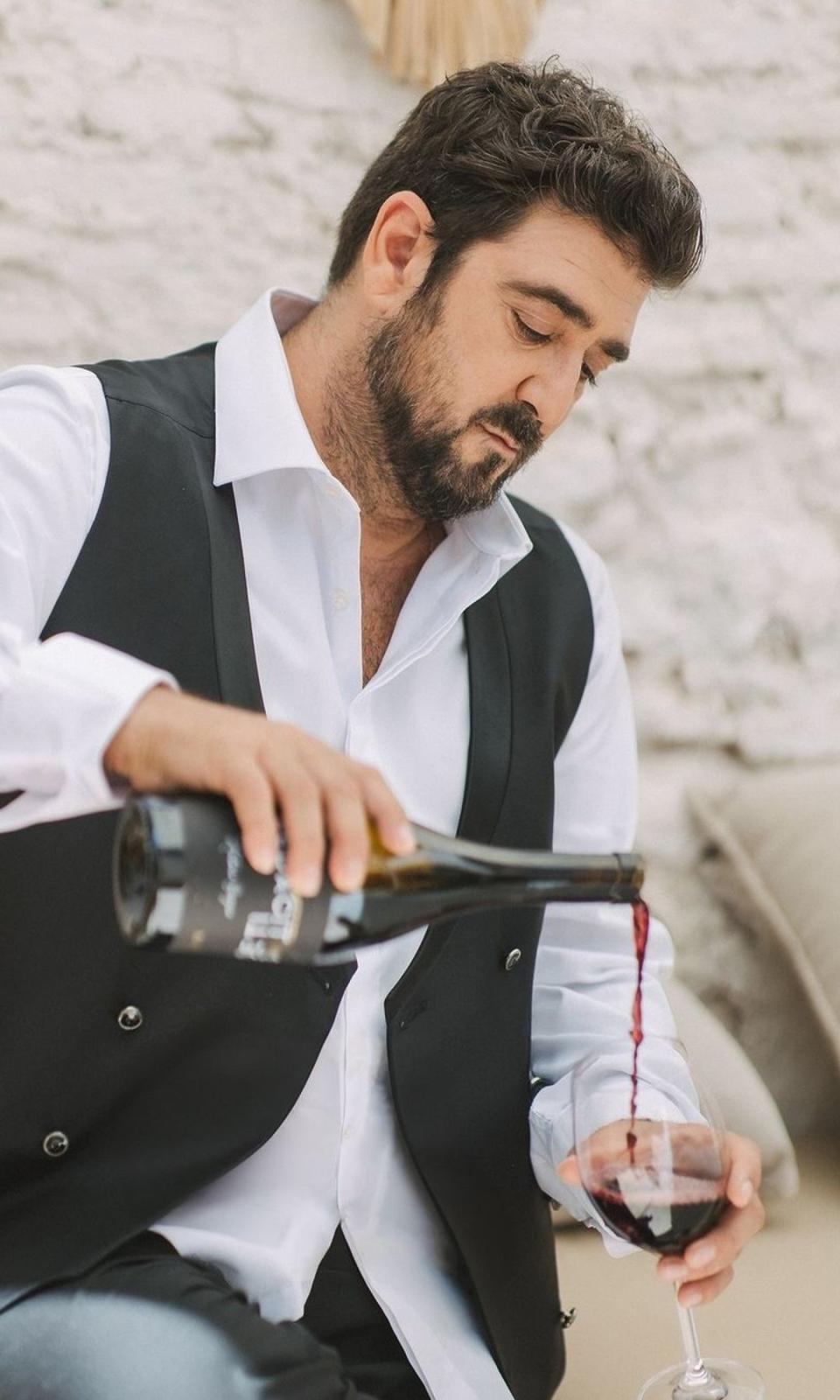 Antonio Orozco sirviendo su vino en la bodega Dominio de Tares de El Bierzo, León