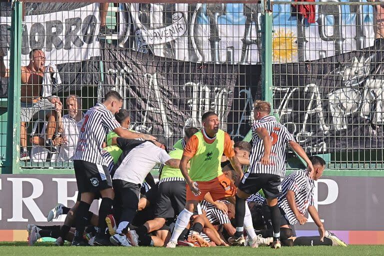 El festejo de los jugadores de El Porvenir, que dio el batacazo contra un viejo adversario y pasó de rueda por la Copa Argentina.