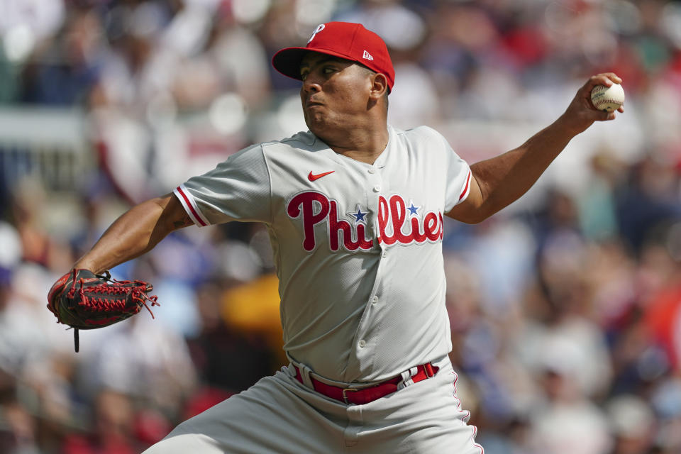 Ranger Suárez de los Filis de Filadelfia lanza en el primer inning ante los Bravos de Atlanta en el primer juego de la serie divisional de la Liga Nacional, el martes 11 de octubre de 2022, en Atlanta. (AP Foto/John Bazemore)