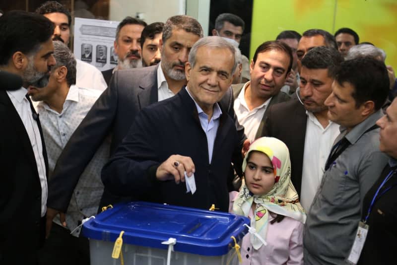 Iranian presidential reformist candidate Masoud Pezeshkian (C) casts his ballot during Iran's 2024 early presidential elections at Firouzabadi Hospital polling station in Shahre Ray, southern Tehran. Following the helicopter crash that claimed the life of conservative president Ebrahim Raisi, Iranians vote on June 28 to choose a new president. Around 61 million Iranians are eligible to participate in the election. Rouzbeh Fouladi/ZUMA Press Wire/dpa